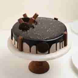 Red Roses with Delicious Chocolate Cake