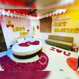 Marriage Wedding Room Decoration with Flowers